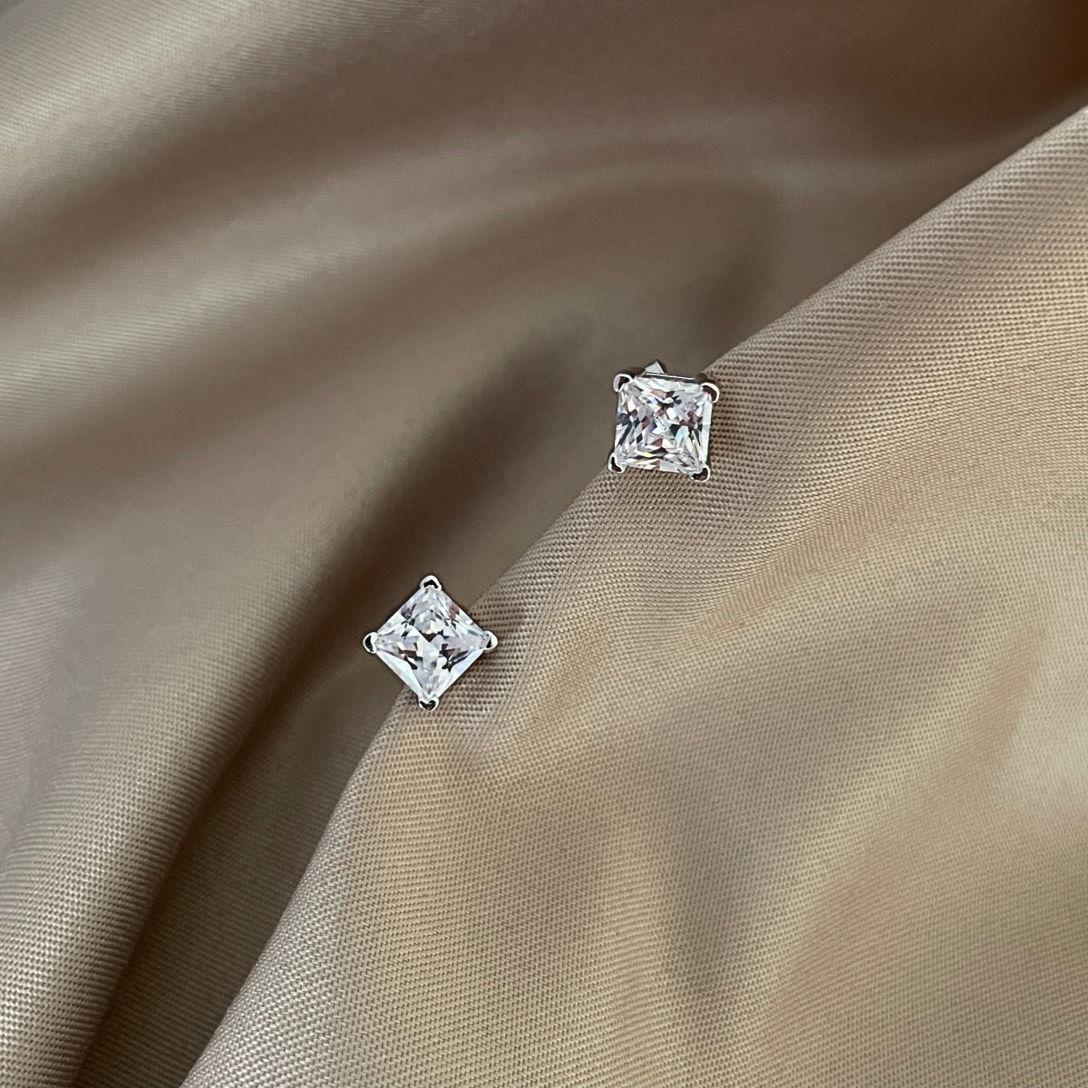 [Royal]Delicate Square Shape Earrings