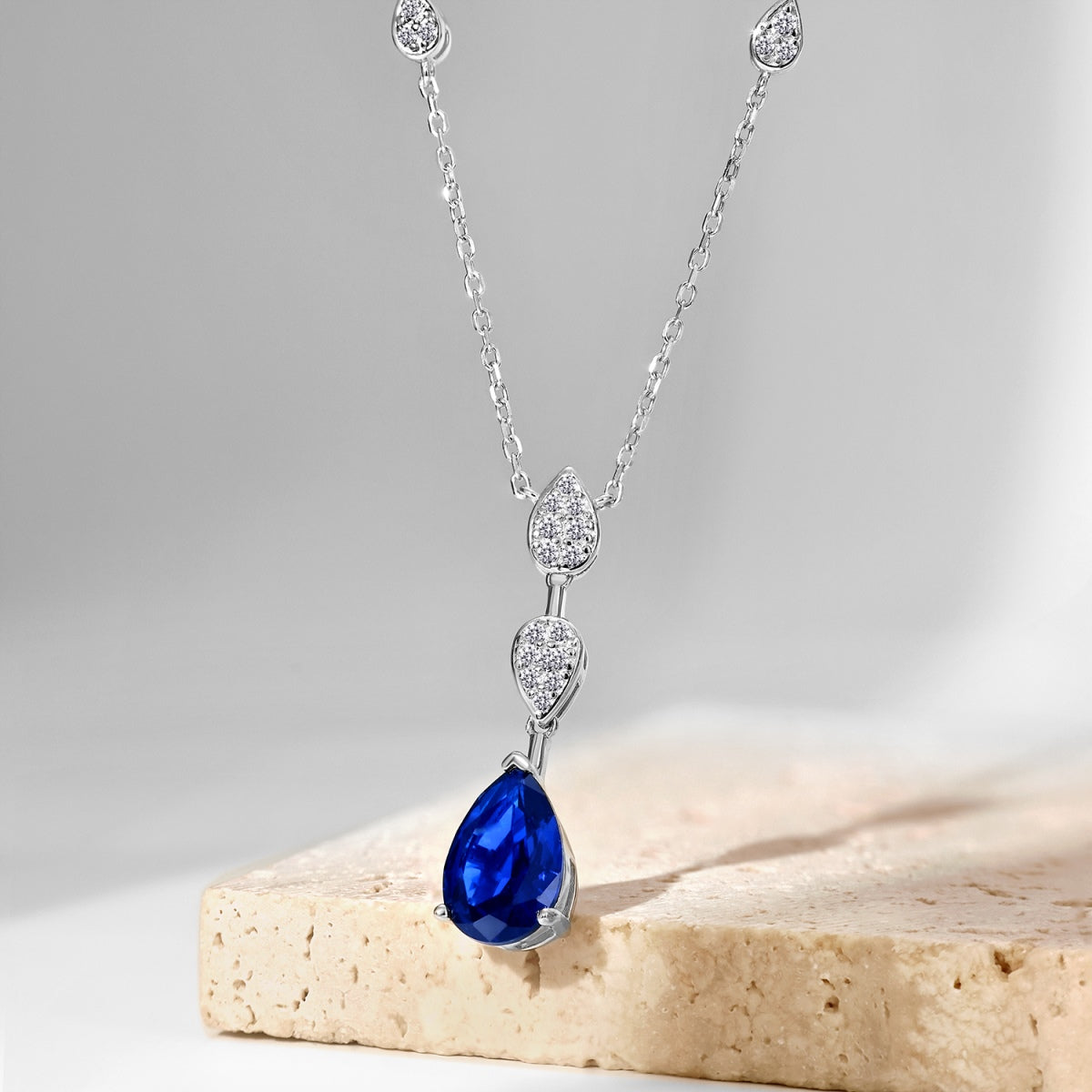 [Royal]Dazzling Pear Cut Necklace