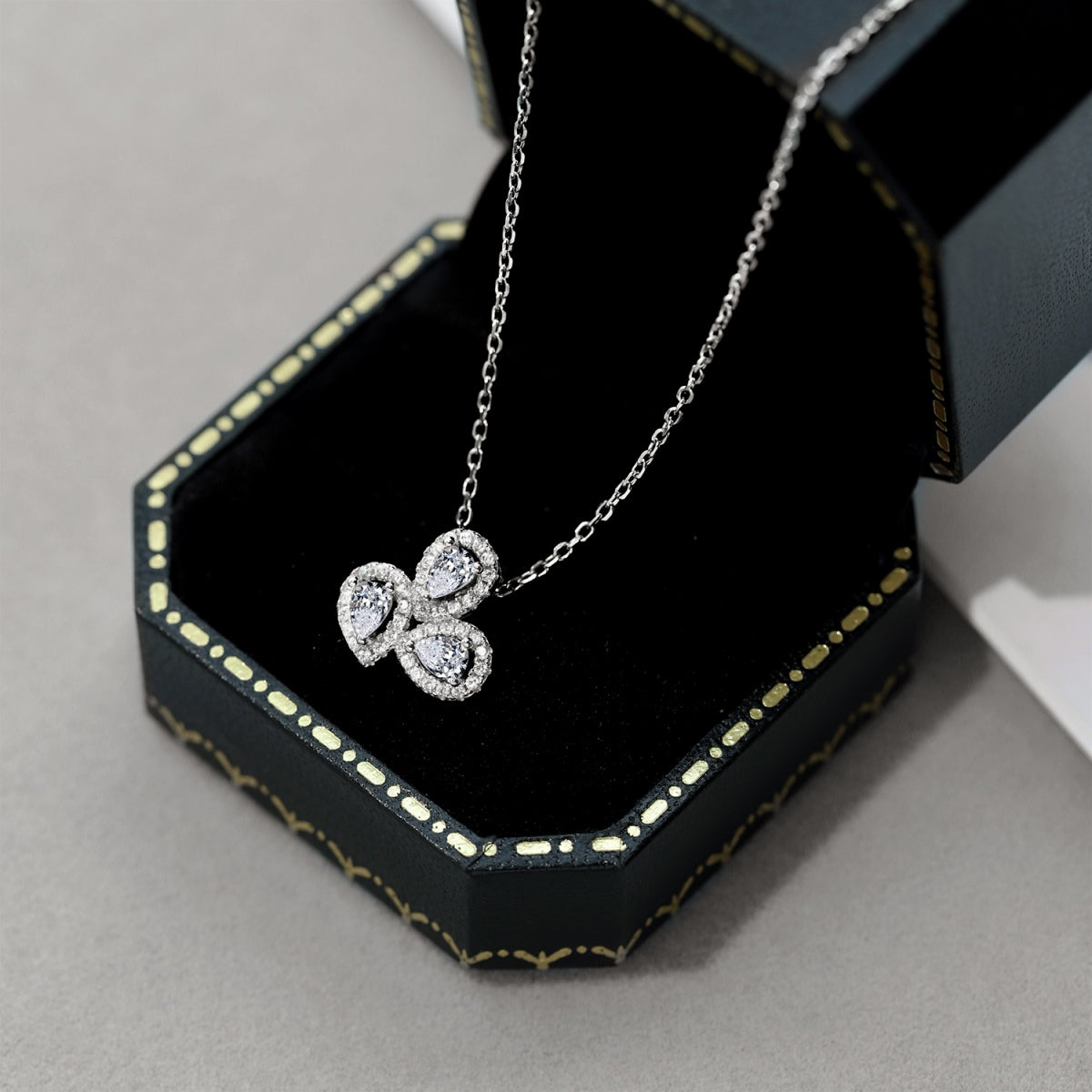 [Royal]Elegant Flower Shape Pear Cut Necklace