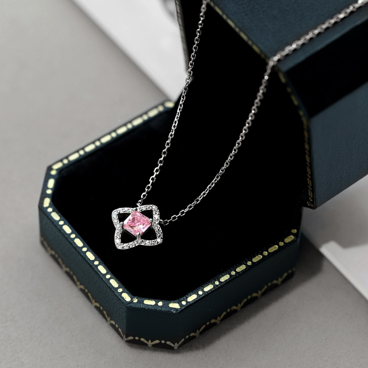 [Royal]Exquisite Flower Shape Princess Cut Necklace