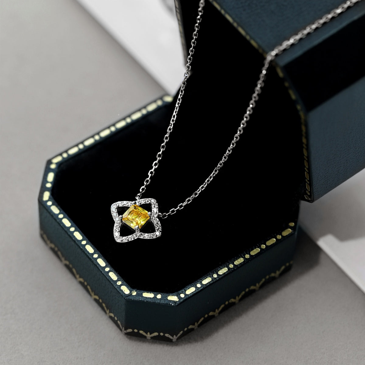 [Royal]Exquisite Flower Shape Princess Cut Necklace