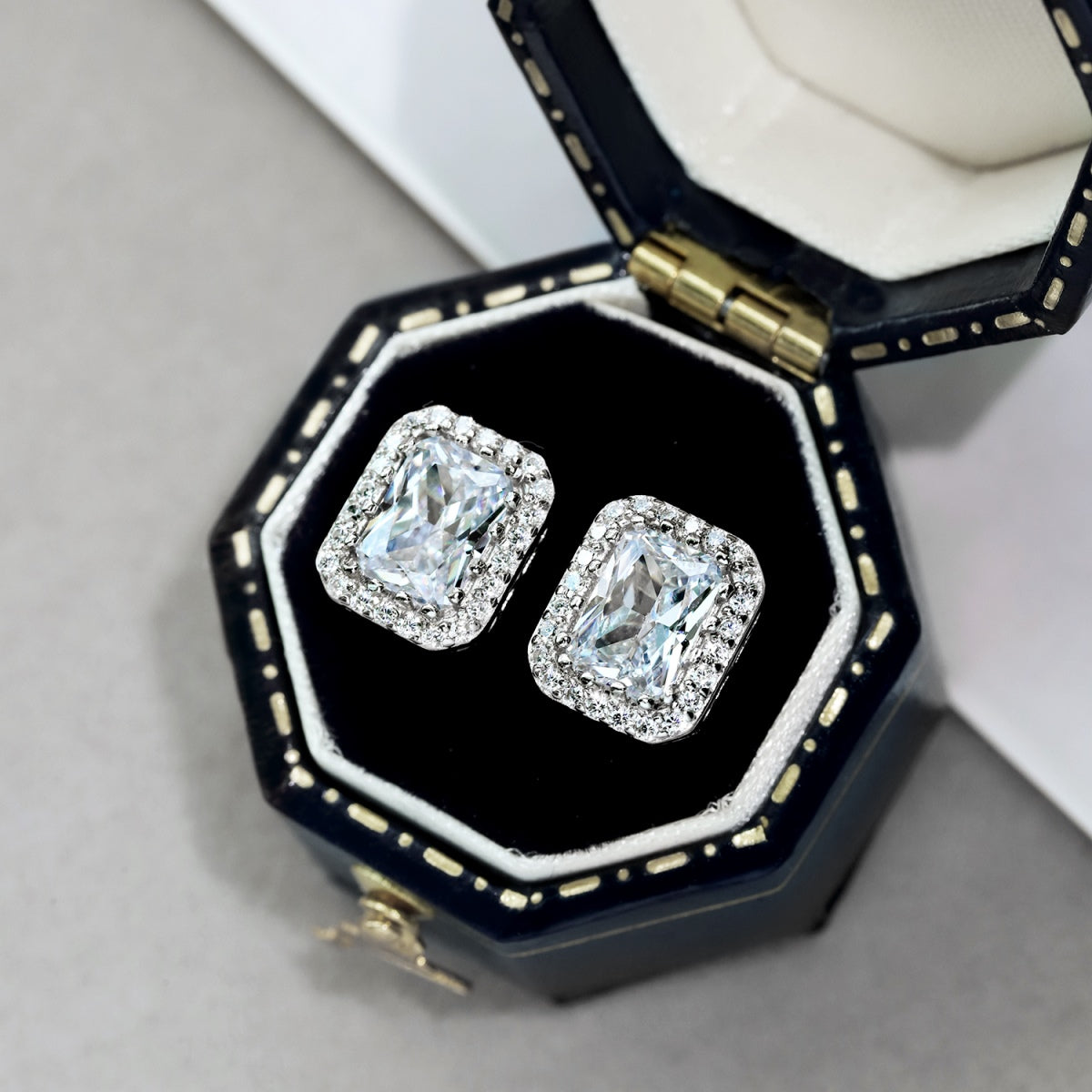 [Royal]1.0 Carat Luxurious Dainty Emerald Cut Daily Earrings