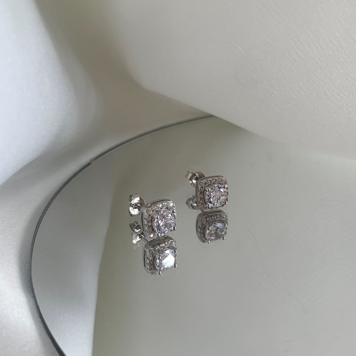 [Royal]Classic Round Center Stone Stud Earrings