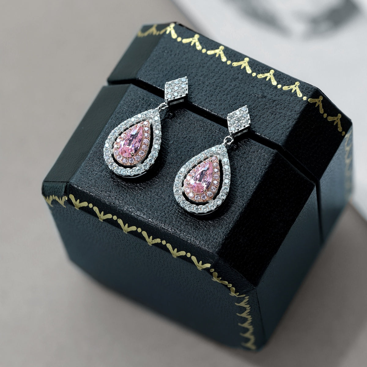 [Royal]Ornate Delicate Water Drop Shape Banquet Earrings