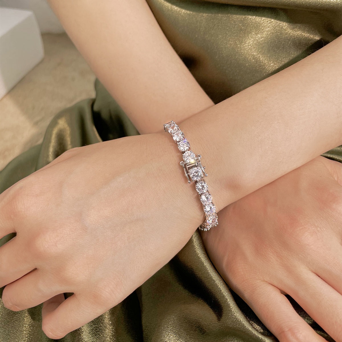 [Royal]0.75 Carat Dazzling Round Cut Wedding Bracelet