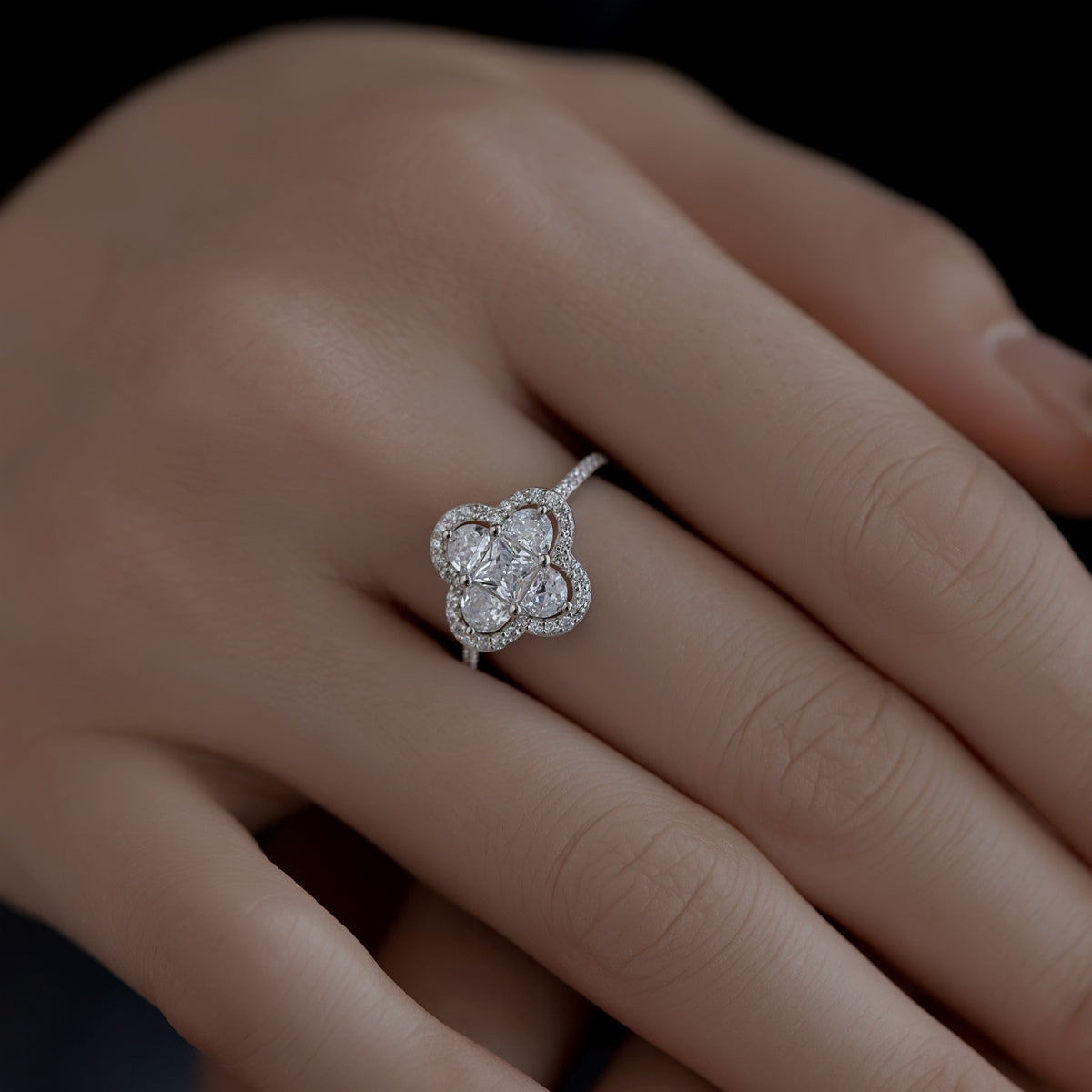 [Royal]Luxuriöser Eternity-Bankettring in Blumenform