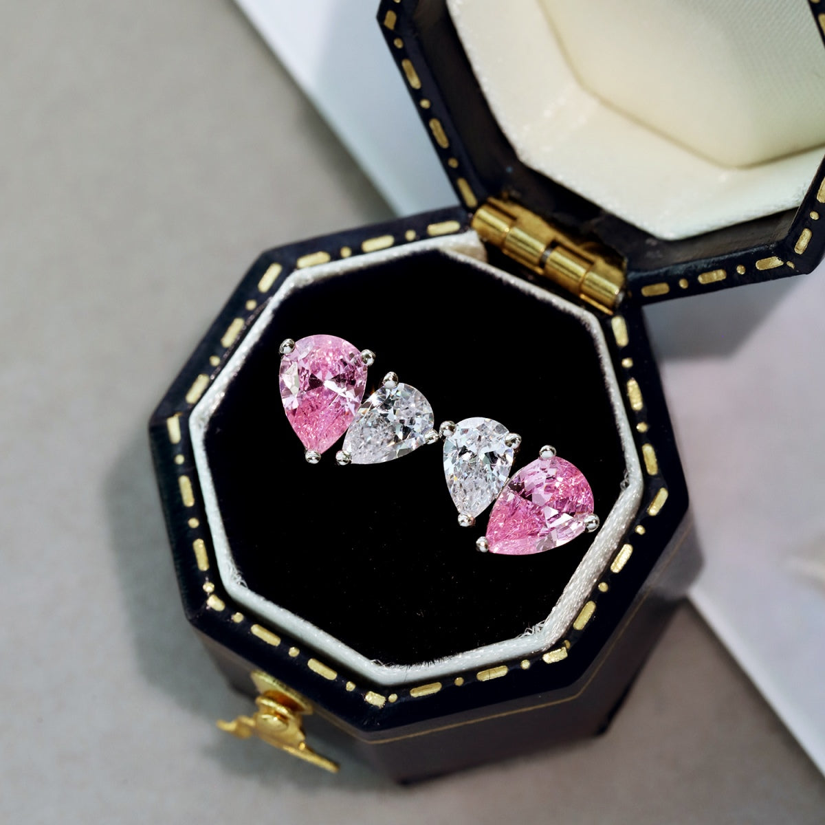 [Royal]Dazzling Elegant Heart Cut Lover Earrings