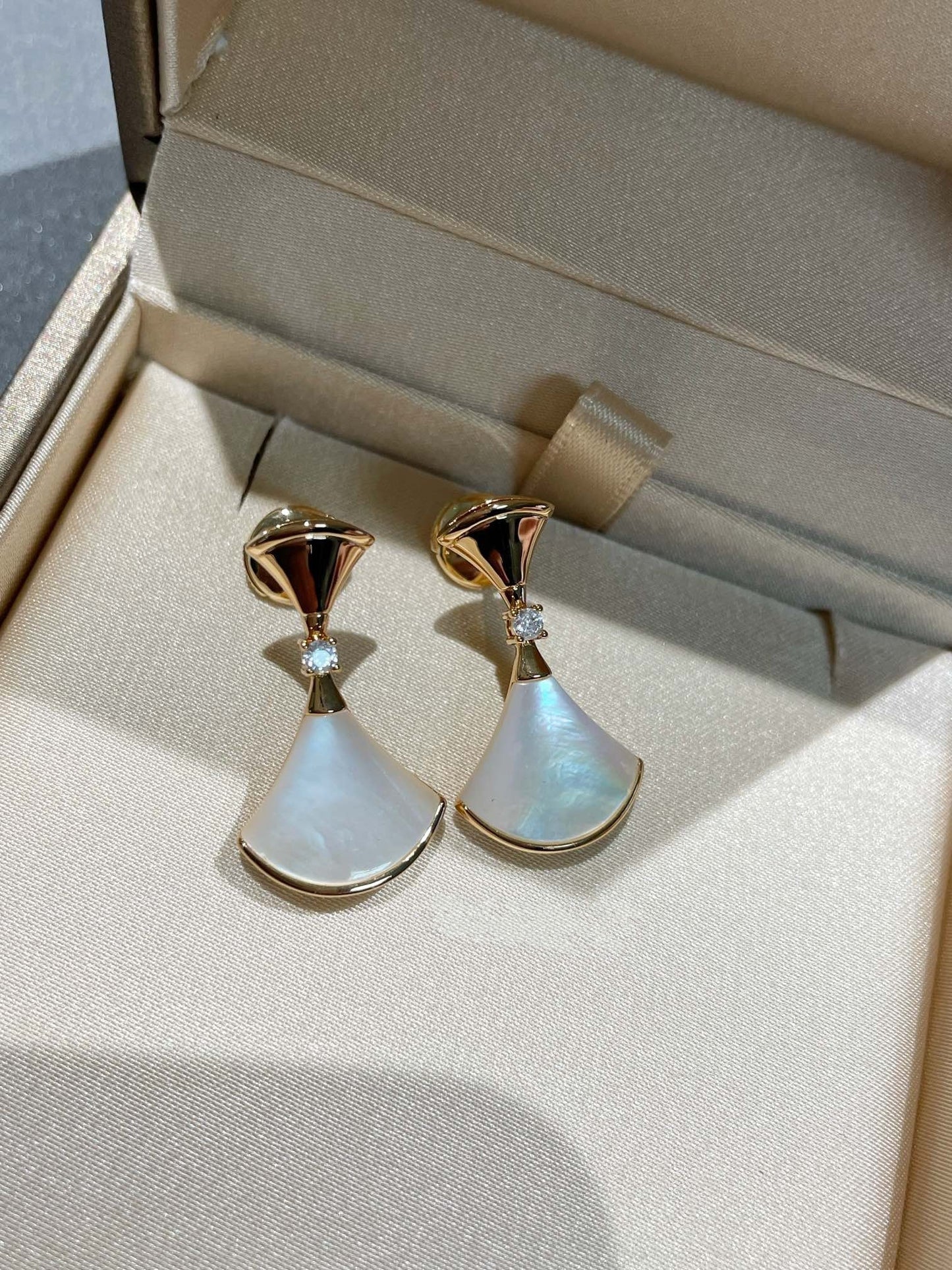 [Royal]DREAM MOP 1 DIAMOND EARRINGS