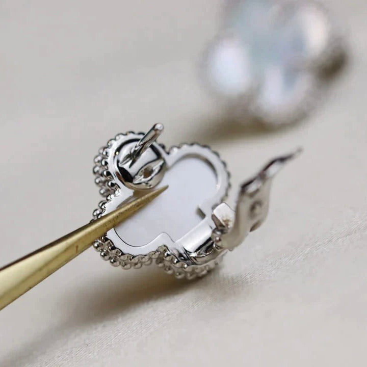 [Royal]CLOVER MEDIUM 1 MOTIFS  WHITE MOP EARRINGS SILVER