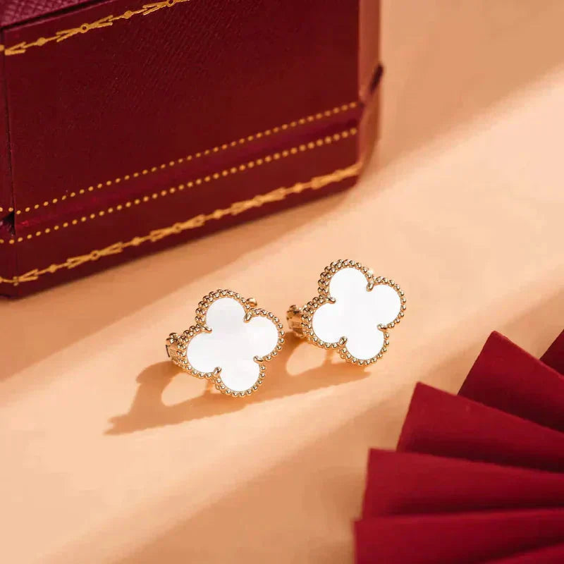 [Royal]CLOVER MEDIUM 1 MOTIFS  WHITE MOP STUD EARRINGS