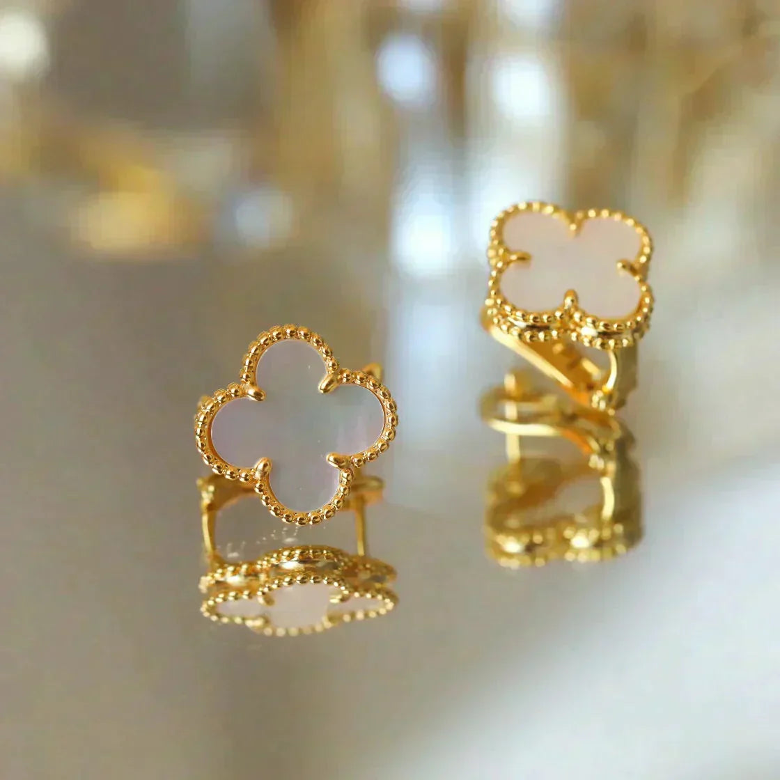 [Royal]CLOVER MEDIUM 1 MOTIFS  WHITE MOP STUD EARRINGS