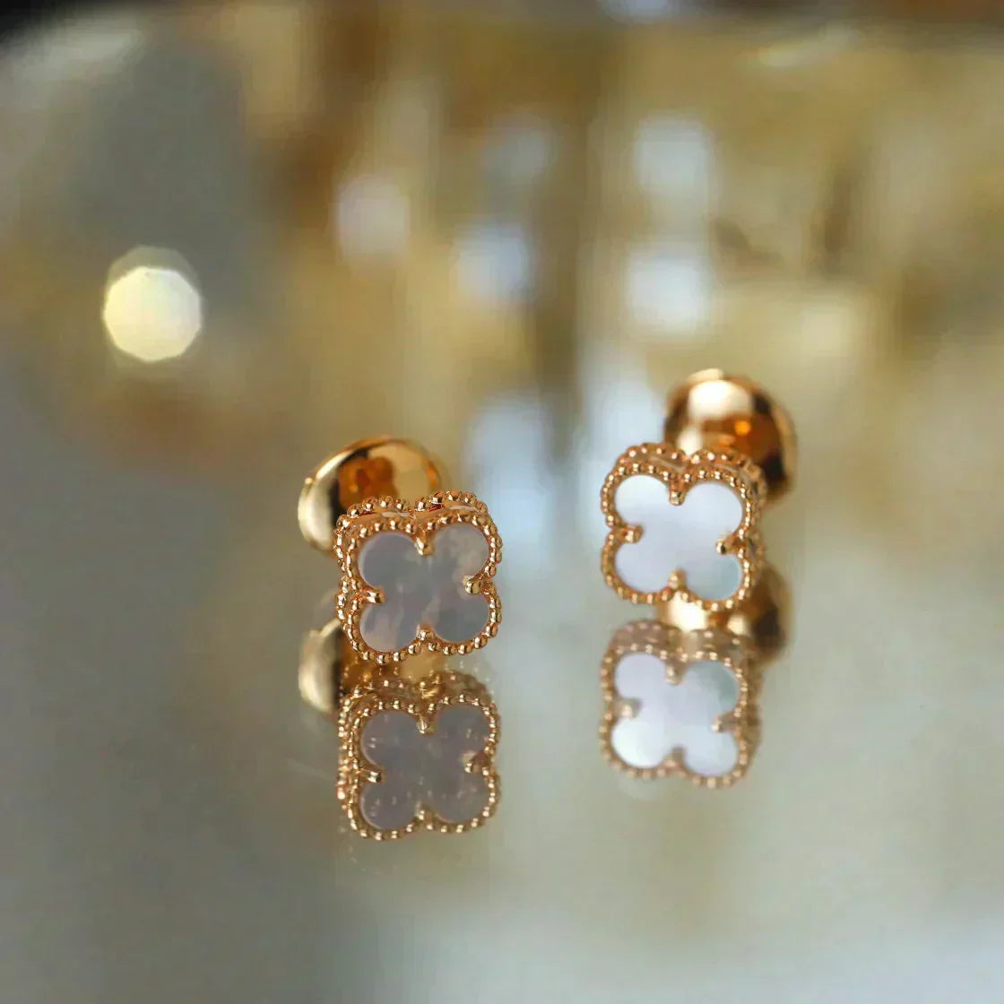 [Royal]CLOVER MINI 9.5MM WHITE MOP EARRINGS