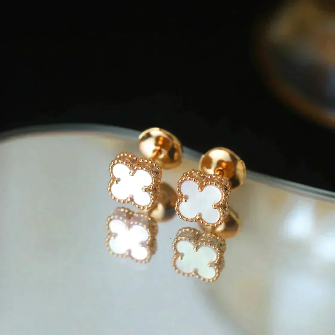 [Royal]CLOVER MINI 9.5MM WHITE MOP EARRINGS