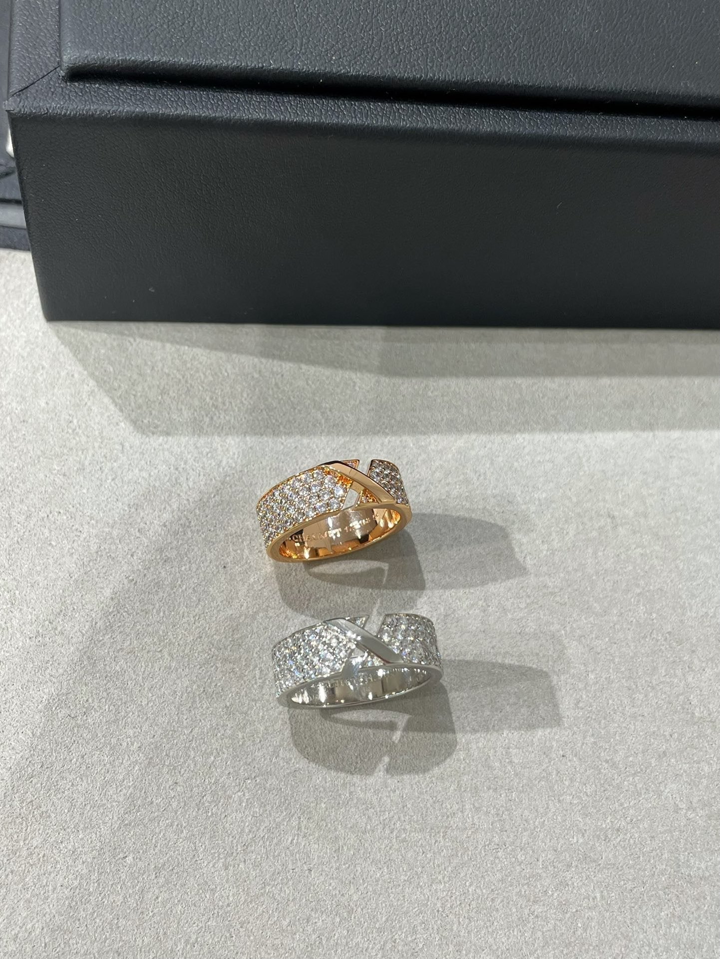 [Royal]LIENS EVIDENCE  DIAMOND PAVED RING