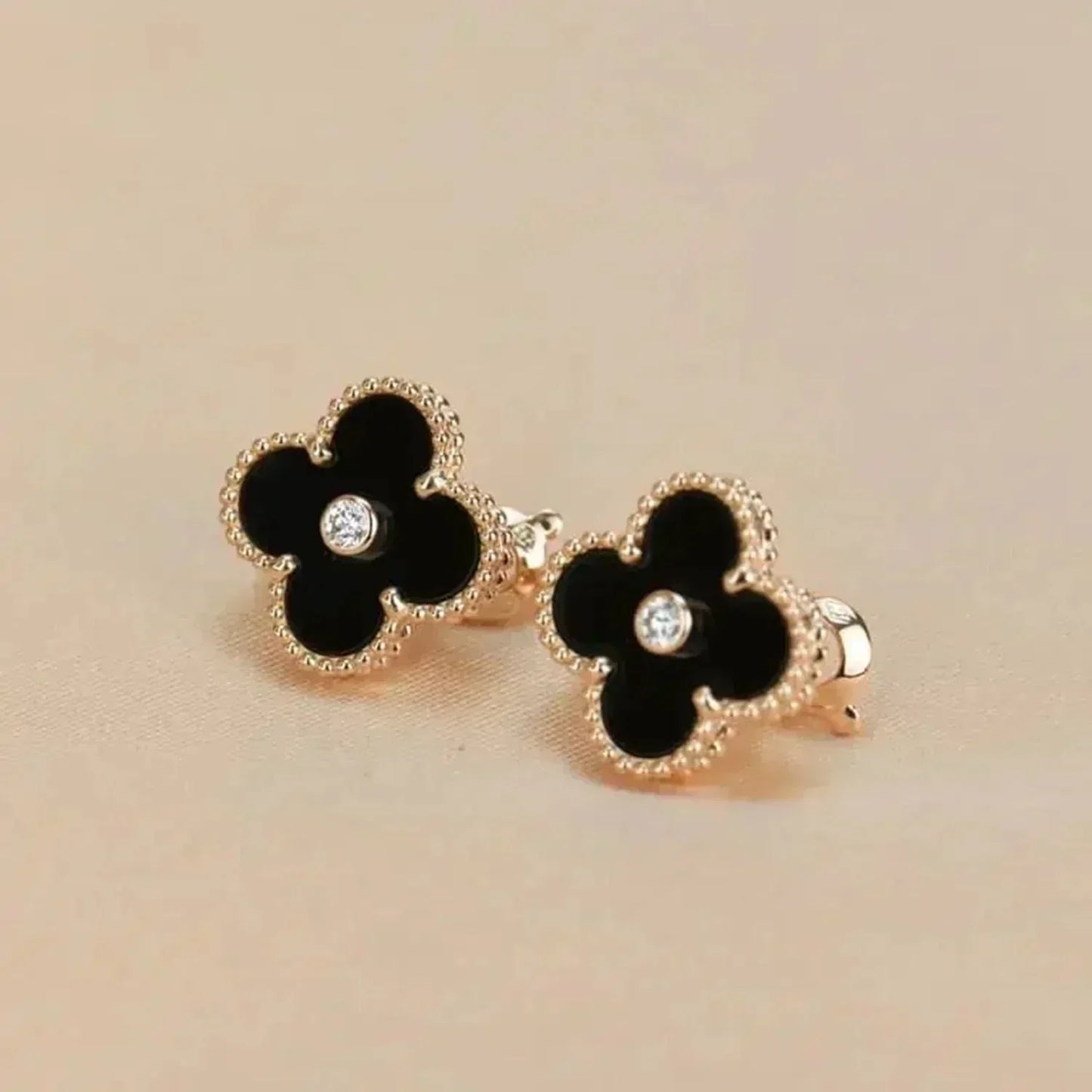 [Royal]CLOVER MEDIUM 1 MOTIFS ONYX DIAMOND EARRINGS