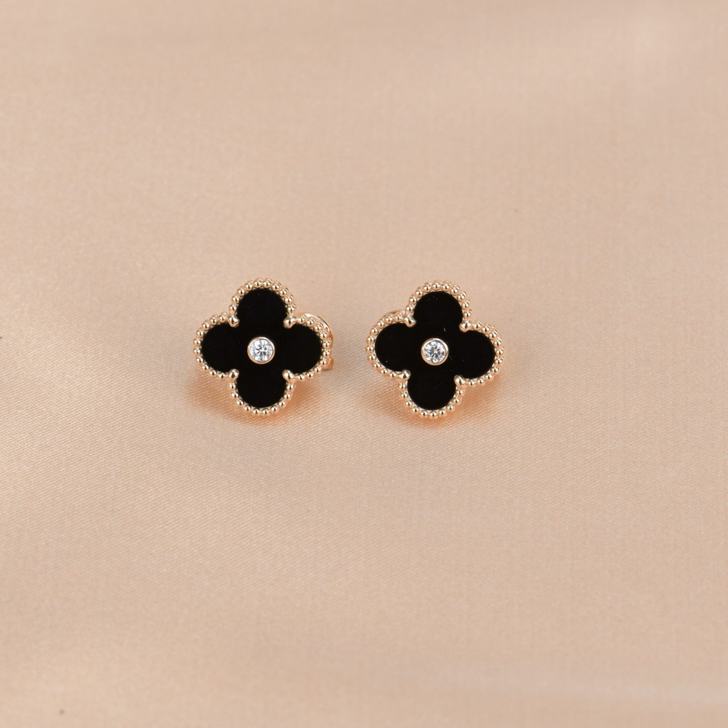 [Royal]CLOVER MEDIUM 1 MOTIFS ONYX DIAMOND EARRINGS