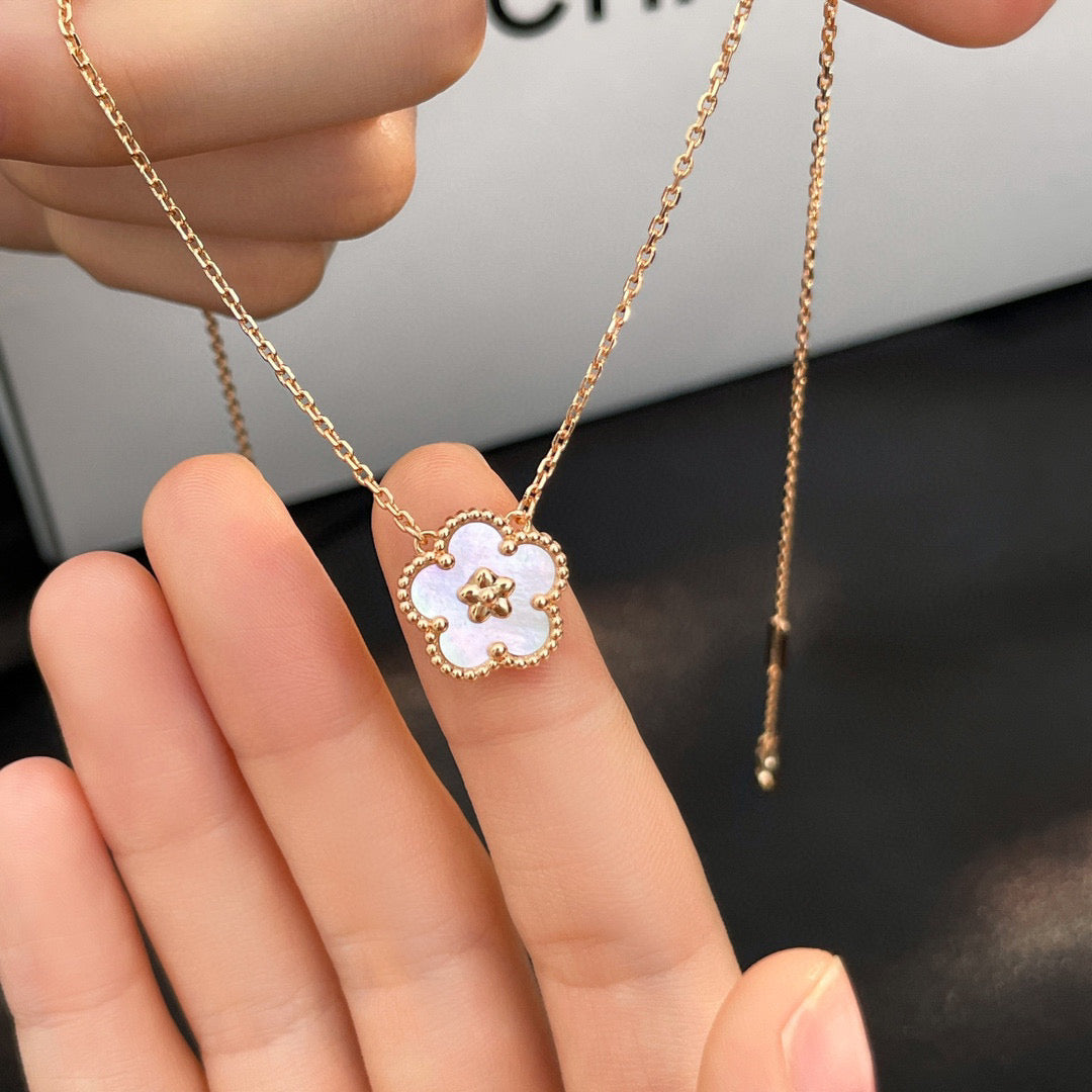 [Royal]LUCKY  WHITE MOP  PLUM BLOSSOM NECKLACE