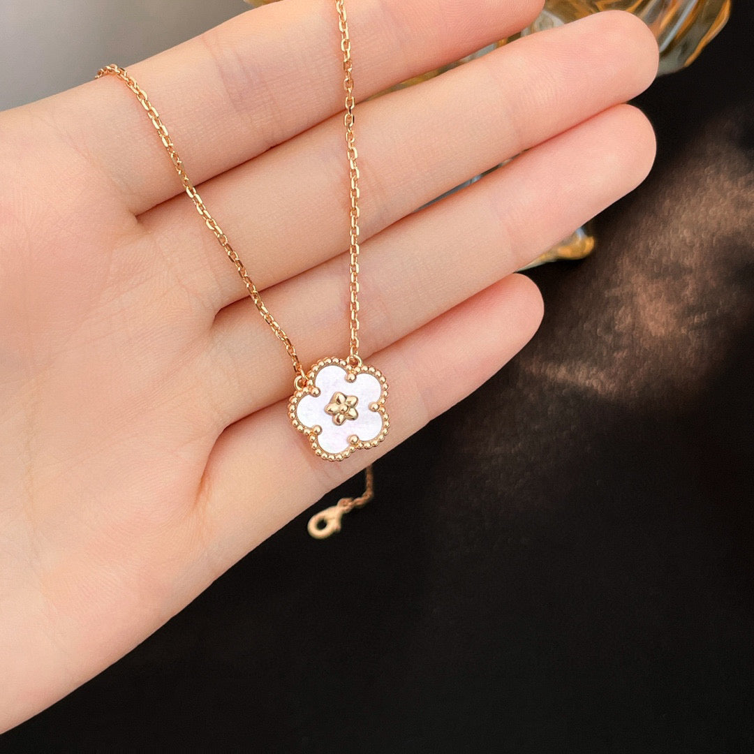 [Royal]LUCKY  WHITE MOP  PLUM BLOSSOM NECKLACE