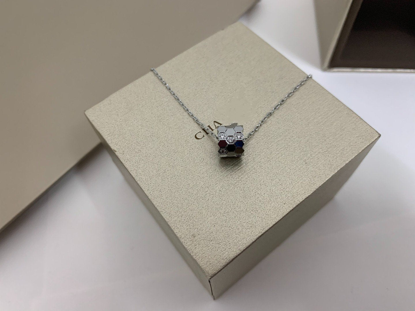 [Royal]BEE LOVE DIAMOND NECKLACE