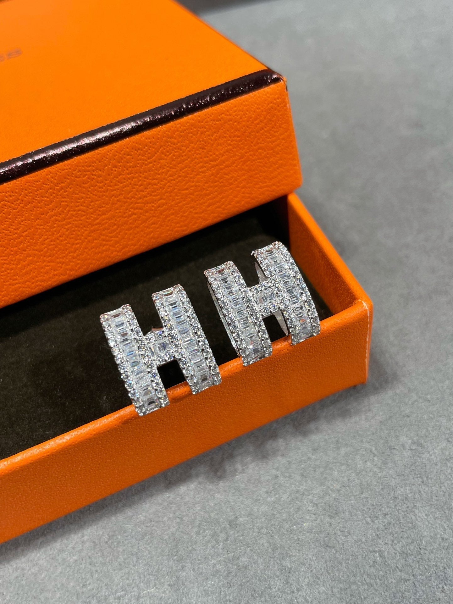 [Royal]H STUD EARRINGS WITH SILVER DIAMONDS