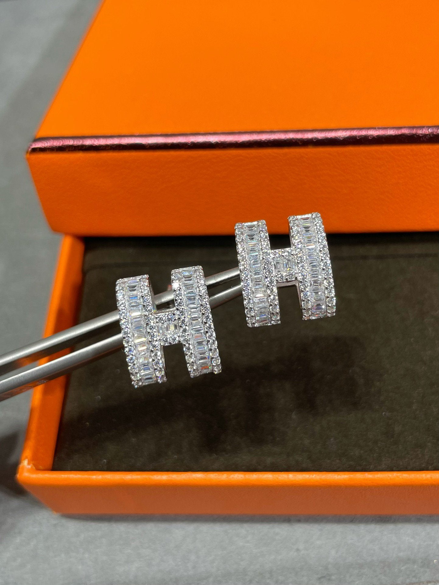 [Royal]H STUD EARRINGS WITH SILVER DIAMONDS