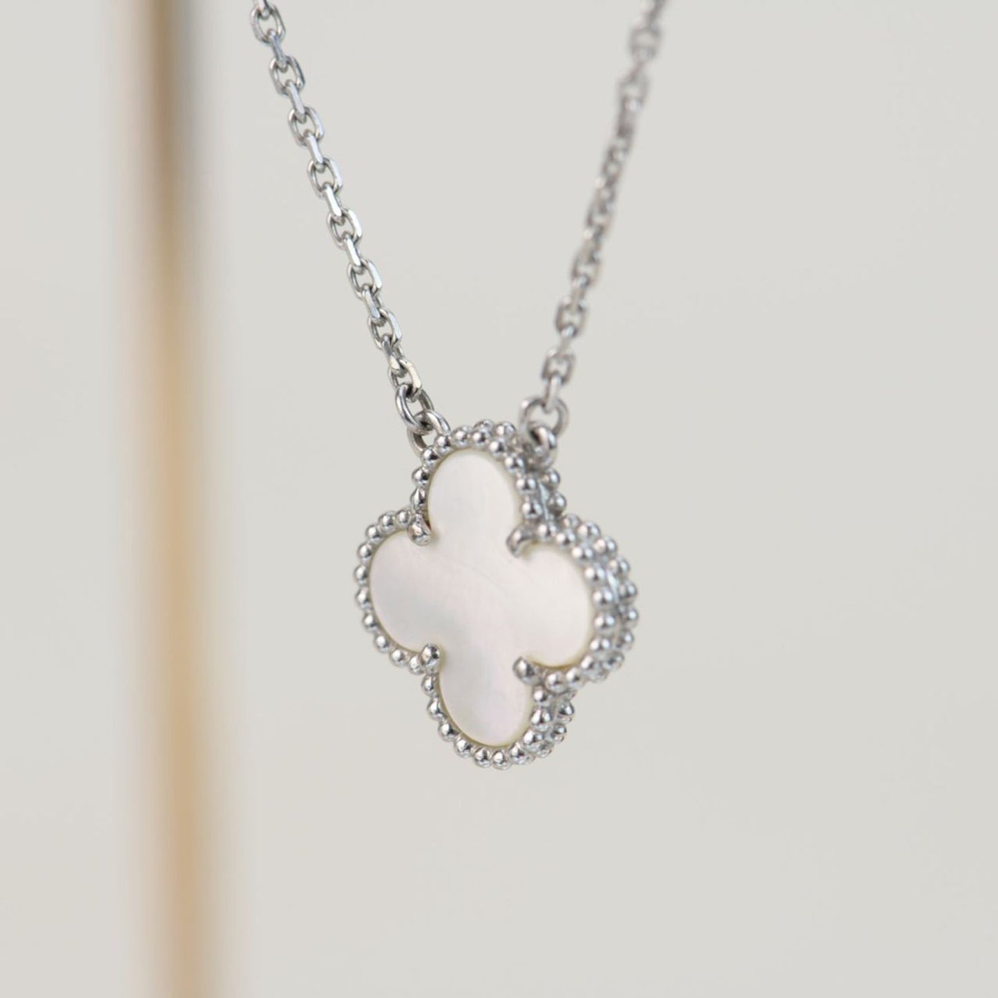 [Royal]CLOVER  15MM WHITE MOTHER-OF-PEARL SILVER