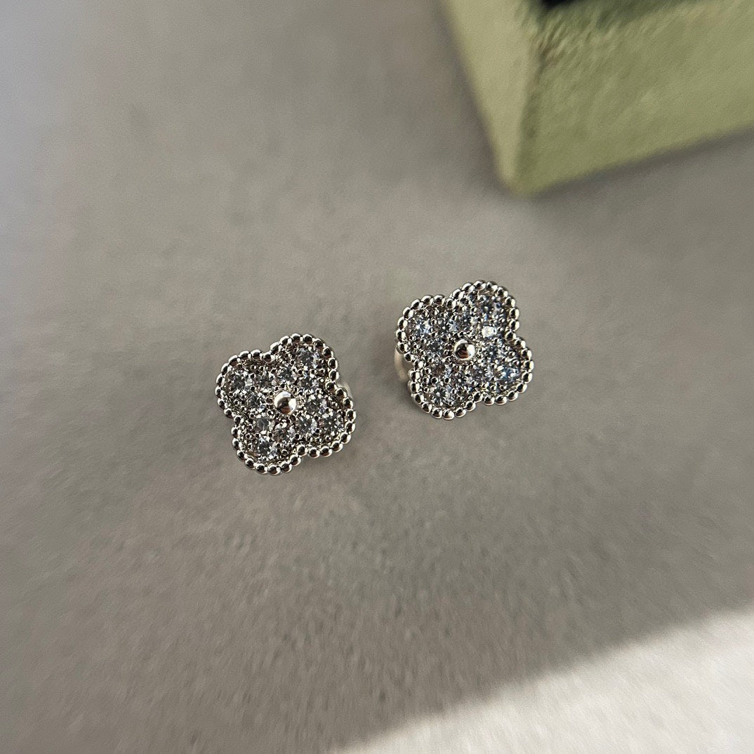 [Royal]CLOVER MINI DIAMOND STUD EARRINGS